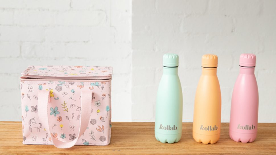 Three stainless steel water bottles in gelati-themed colours next to a small, pink cooler bag.
